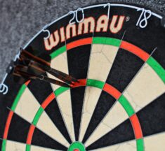 Akciové trhy na maximech. Nerozhodujte se podle předpovědí v médiích, ale mějte strategii pro různé scénáře