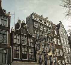 Akciové trhy lehce rostly. Každá 8. emise dluhopisů v ČR krachuje. Některé německé realitní fondy omezují výběry