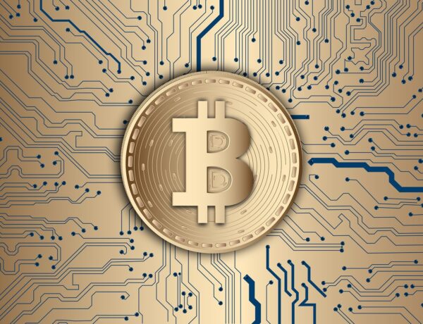 Snižování sazeb v USA, zisky amerických firem lepší než v Evropě, ČNB reguluje hypotéky a krypto zažívá divoké časy